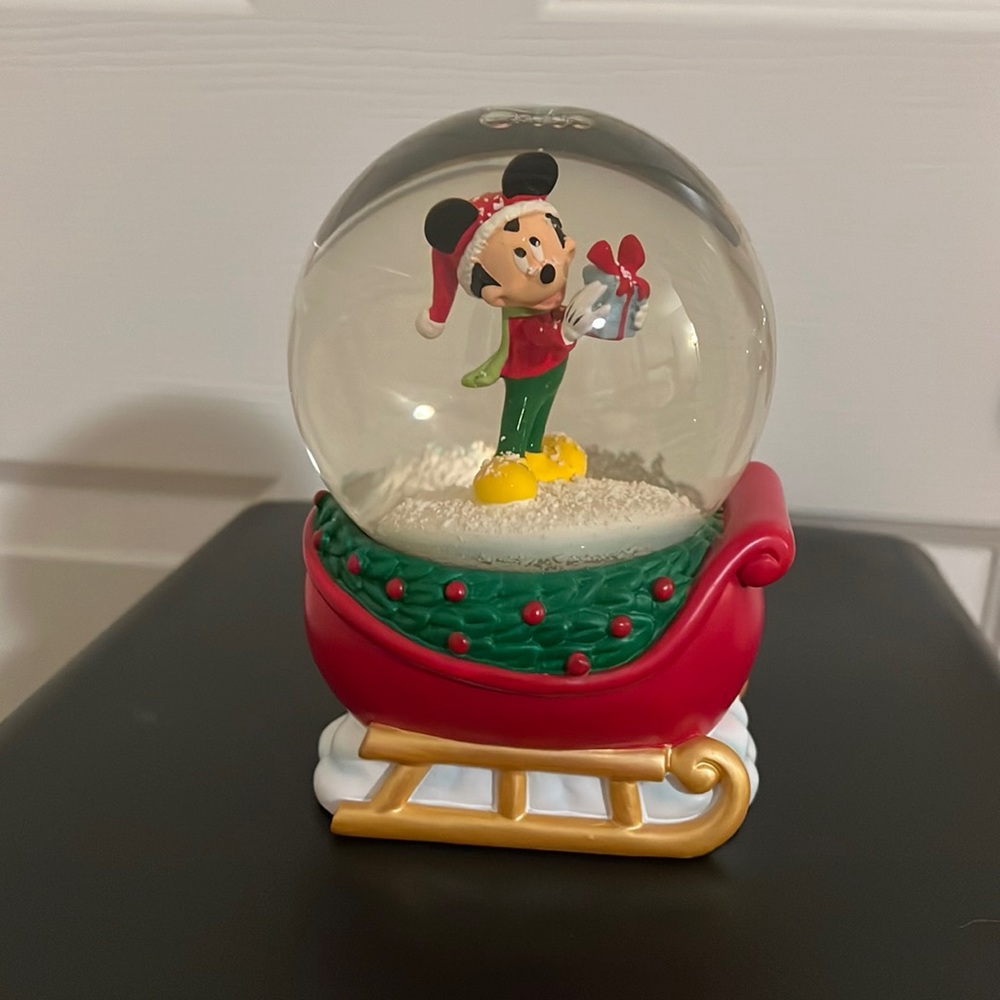 AUTHENTIC DISNEY SANTA MICKEY 2017 HOLIDAY SNOW GLOBE•NEW CONDITION